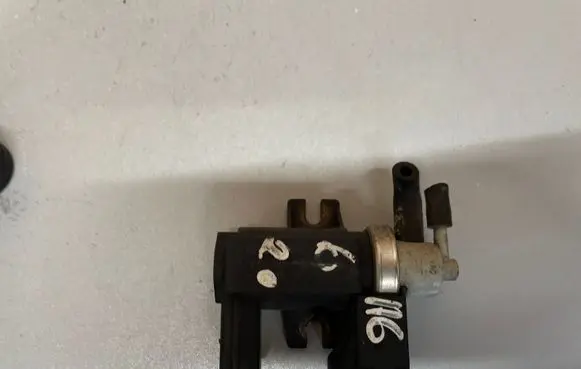 Audi A6 S6 C6 4F Vacuum valve 8E0906627C