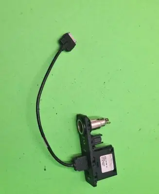 Jaguar XF X260 USB socket connector 8X2319C166AD A2C53252704