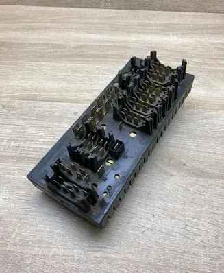 Volkswagen PASSAT B4 Fuse module 443941822A