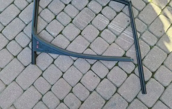 Citroen Berlingo Rubber seal front door window/glass 9818023380