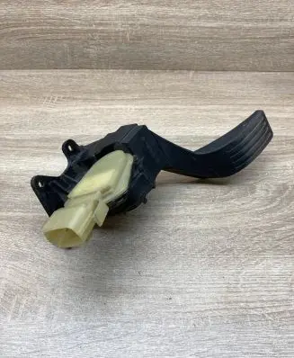 Ford Focus Accelerator throttle pedal 2M519F836AE