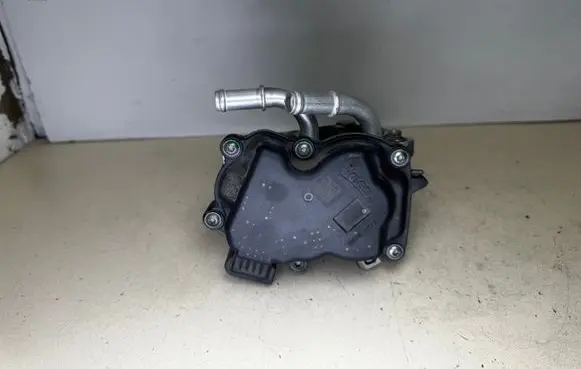 Volkswagen PASSAT B8 Throttle valve 04L128063AA