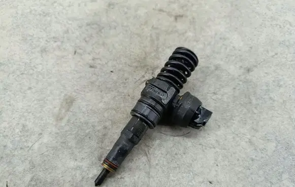 Volkswagen PASSAT B6 Fuel injector 