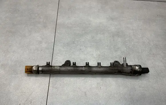 Volkswagen Touran II Fuel main line pipe 03L130764A 03L089H