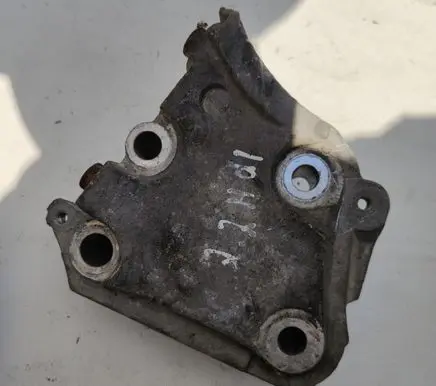 Peugeot 607 Engine mounting bracket 9648325480