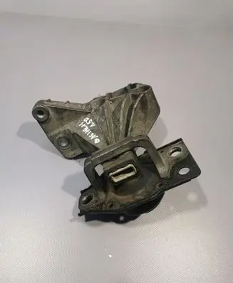 Nissan Qashqai Engine mount bracket
