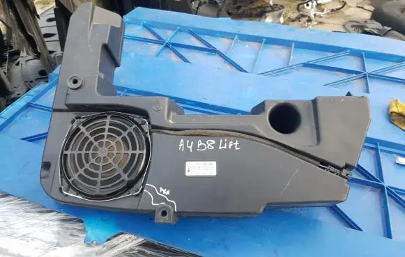 Audi A4 S4 B5 8D Subwoofer speaker 8T8035382