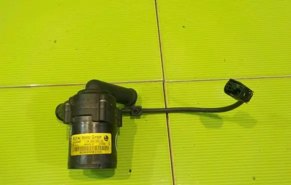 Land Rover Discovery 3 - LR3 Water pump 9002986B 7AB3