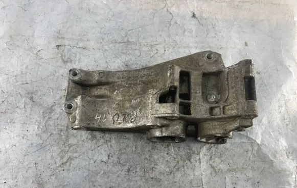 Volkswagen Polo IV 9N3 Engine mounting bracket 032145169 032145169AB