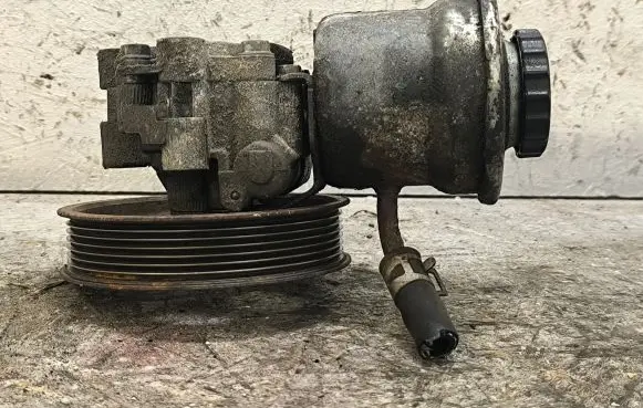Toyota Corolla Verso E121 Power steering pump