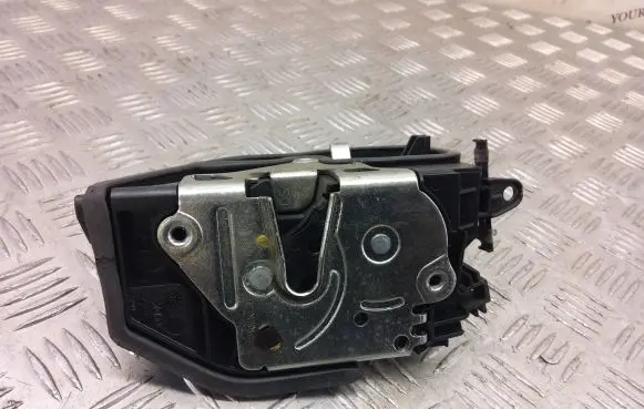 BMW 1 E82 E88 Front door lock 7202145