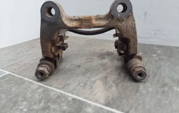 Volkswagen PASSAT B6 Brake caliper pad carrier rear 