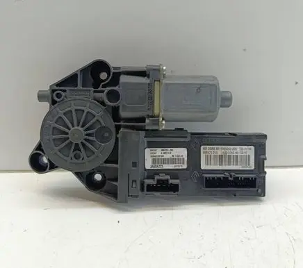 Renault Megane III Front door window regulator motor 0130822478