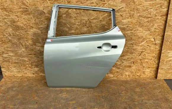 Nissan Leaf II (ZE1) Rear door B010495
