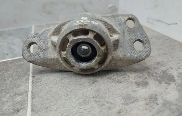 Volkswagen Golf V Front shock absorber mounting bracket 