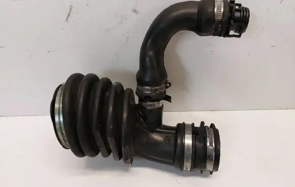 Ford Focus Air intake hose/pipe 72100865