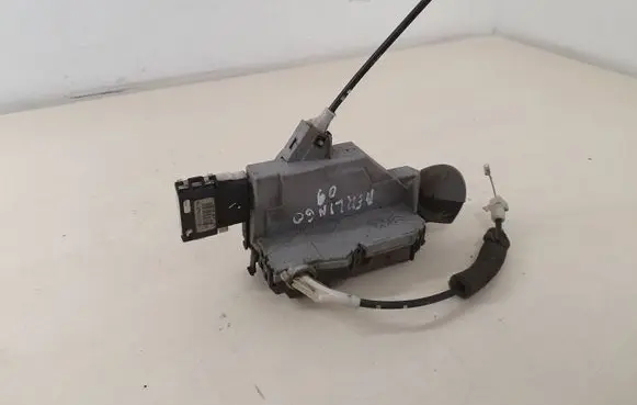 Citroen Berlingo Front door lock 828422
