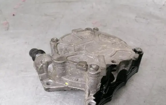 Volkswagen PASSAT B7 Vacuum pump 03L145100F