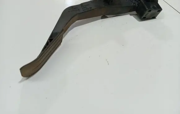 Accelerator throttle pedal