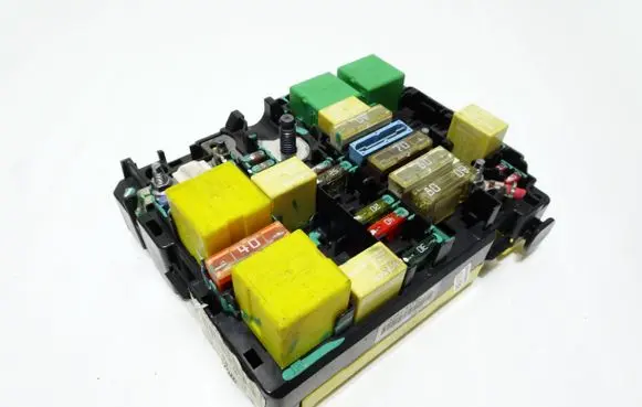 Peugeot 208 I Fuse module 42440002 TESTA10 MATR8985
