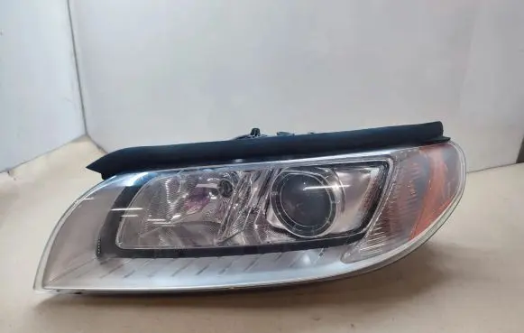 Volvo V70 Headlight/headlamp 31353320