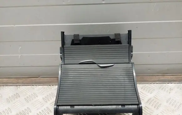 Cup holder front