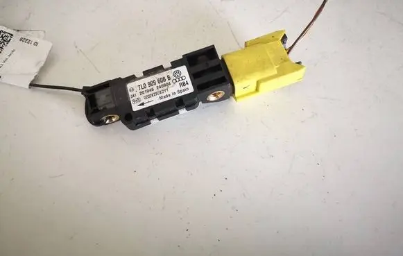 Volkswagen Touareg I Airbag deployment crash/impact sensor 7L0909606B