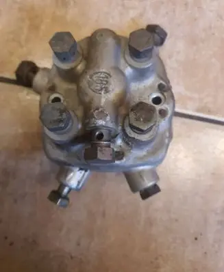 Volkswagen PASSAT B3 Fuel distributor 0438101039