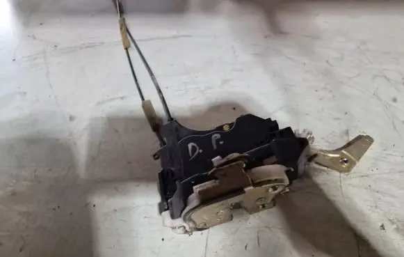 Mitsubishi Grandis Front door lock