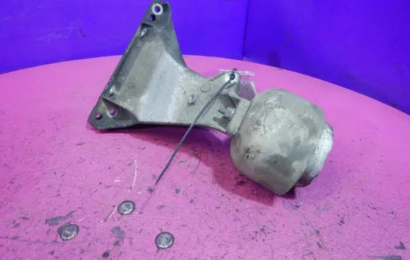 Audi A4 S4 B5 8D Engine mounting bracket 8D0199308F