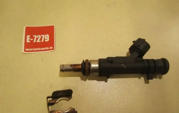 Audi A6 S6 C6 4F Fuel injector 06E133551