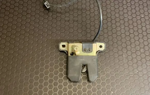 Audi A6 S6 C4 4A Tailgate/trunk/boot lock/catch/latch 4A5827505B