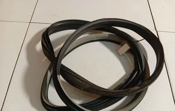 Opel Astra H Rubber seal front coupe door 