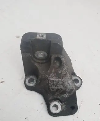 Engine mounting bracket