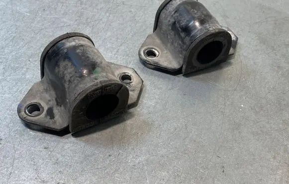 Suzuki Vitara (LY) Sway bar bush bracket, front 