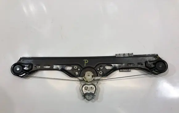 Rear door manual window regulator