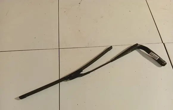 Volkswagen Polo IV 9N3 Front wiper blade arm 6q1955409C