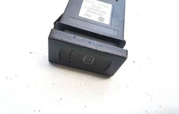 Volkswagen PASSAT B5 Windscreen/window heater switch 3B0959621C