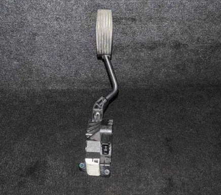 Opel Corsa D Accelerator throttle pedal 1330580518811C11