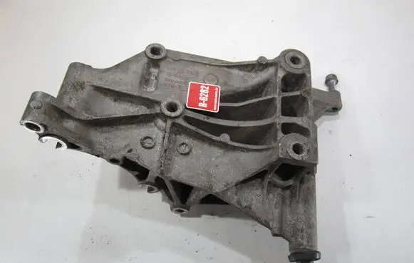 Volkswagen PASSAT B4 Generator/alternator bracket 037903143E