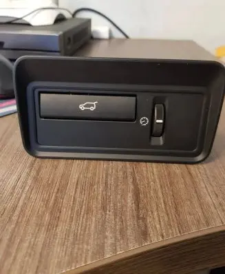 Jaguar XF Tailgate opening switch 10400976890