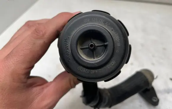 Volkswagen Touareg III Engine coolant pipe/hose 059121737 059121057
