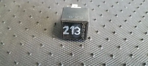 Volkswagen PASSAT B5 Other relay 443951253J 899511