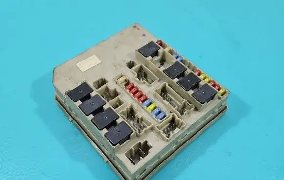 Renault Clio III Fuse box set 674658A IMPRK1529084