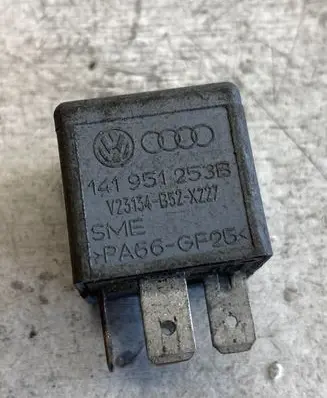 Volkswagen PASSAT B6 Other relay 141951253b