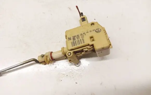 Volkswagen PASSAT B5 Central locking motor 3b0810773a 3b0959782