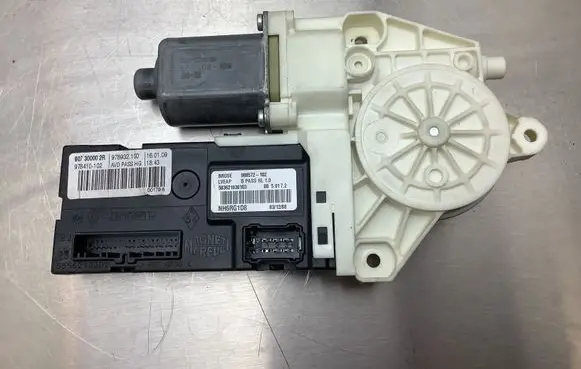 Renault Laguna III Front door window regulator motor 807300002R 978932100 988572102