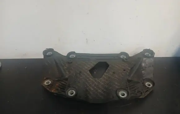 Volvo S80 Rear differential/diff mount bracket 30639931