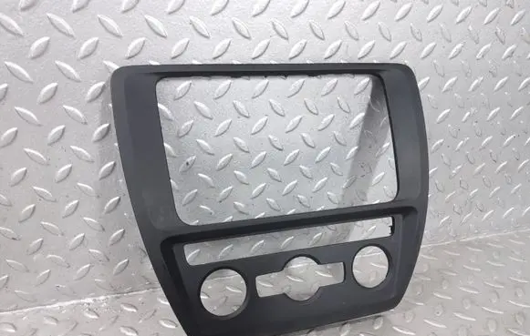 Volkswagen Jetta VI Radio/GPS head unit trim 5C6858071E 5C6858069E