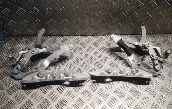Engine bonnet/hood hinges